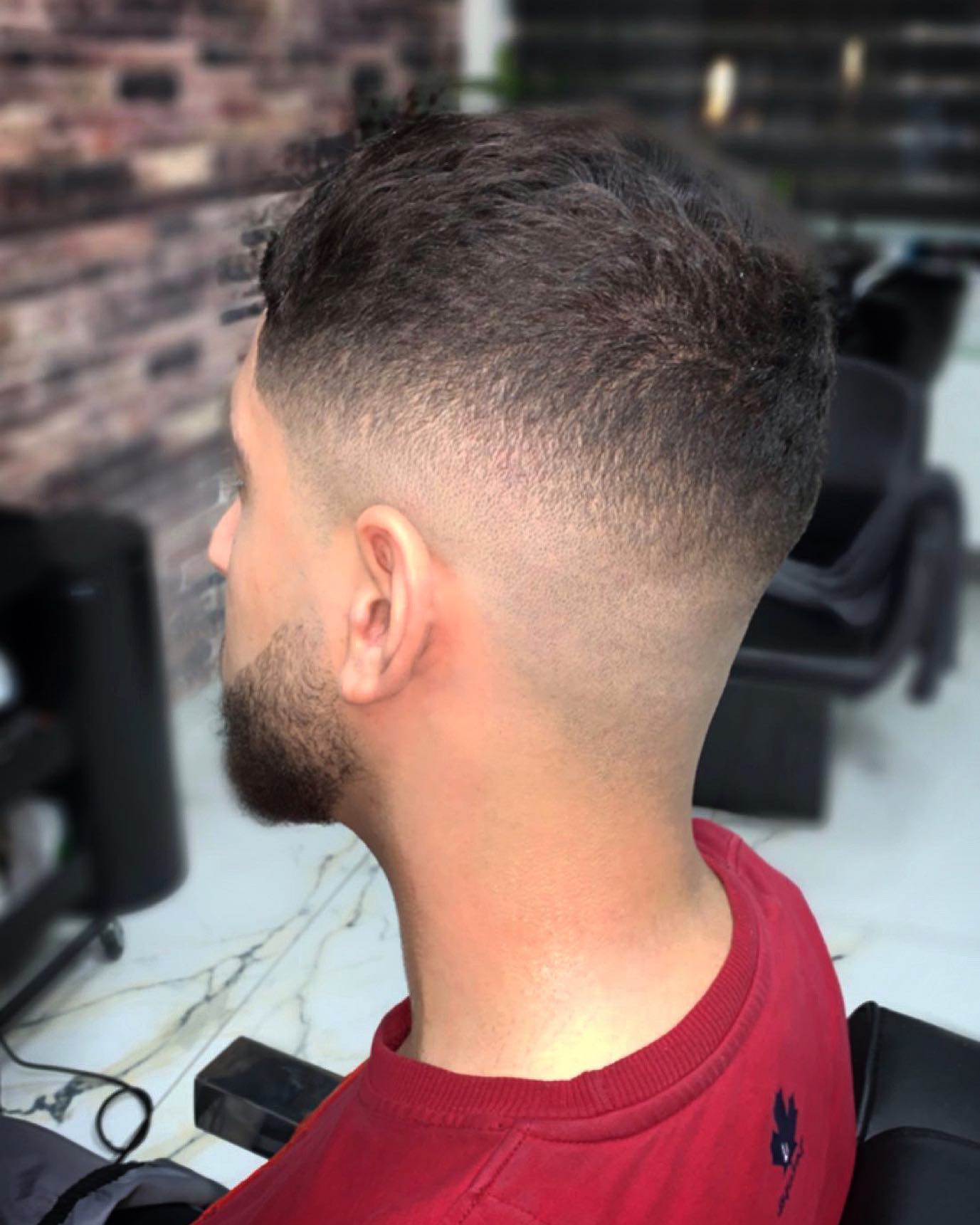 Fade tegen de bakstenen muur